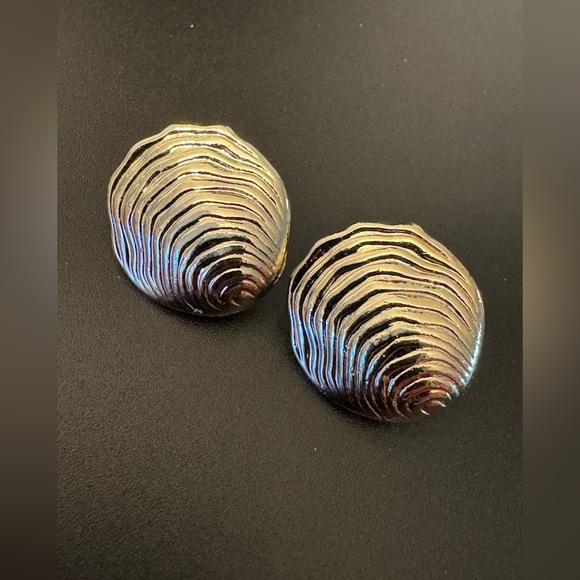 Jewelry - Vintage Silver Tone Shell Clip On Earrings Textured Swirl Dome - Retro - EUC